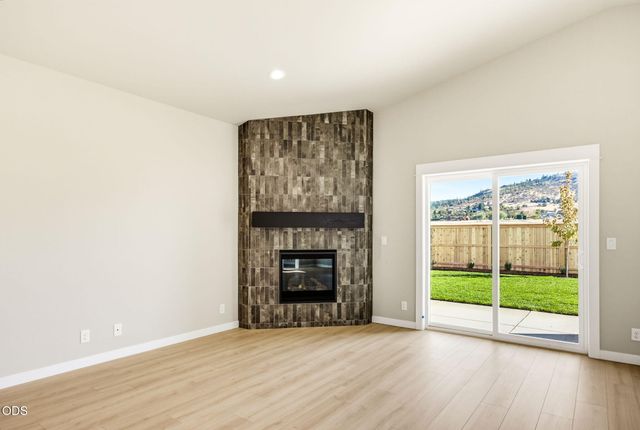 3220 Garner Way, Medford, OR 97504