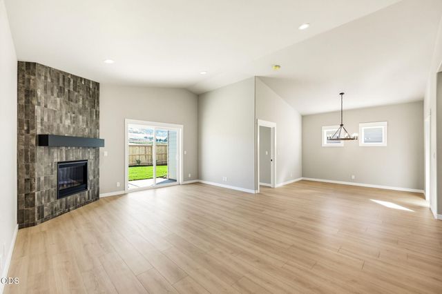 3220 Garner Way, Medford, OR 97504