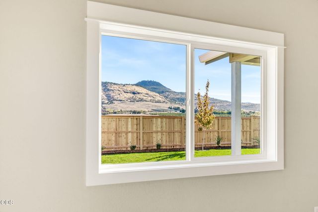 3220 Garner Way, Medford, OR 97504