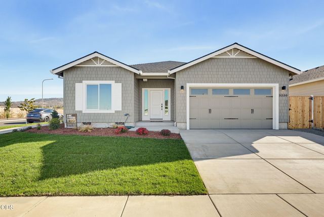 3220 Garner Way, Medford, OR 97504
