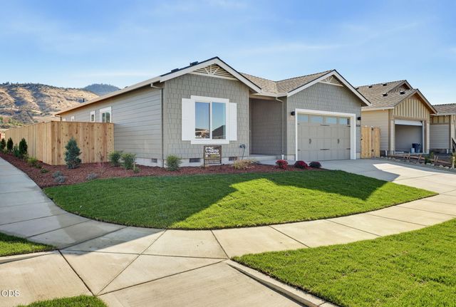 3220 Garner Way, Medford, OR 97504