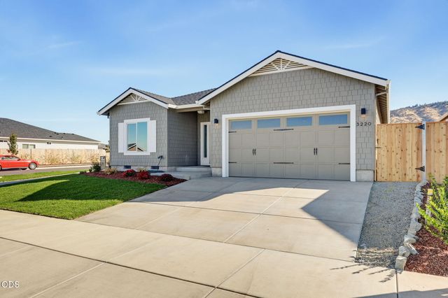 3220 Garner Way, Medford, OR 97504
