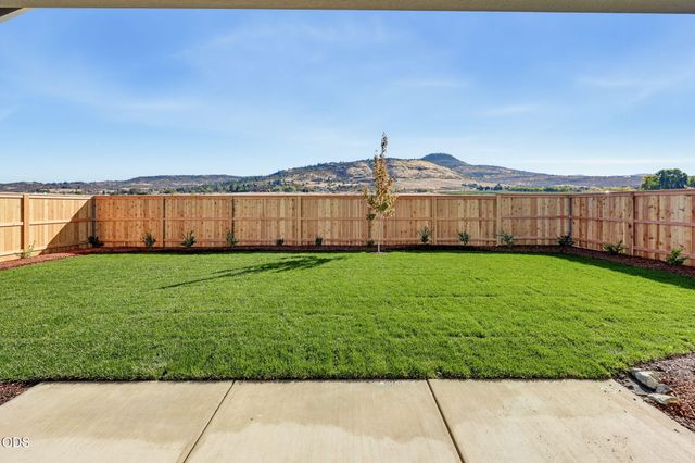 3220 Garner Way, Medford, OR 97504