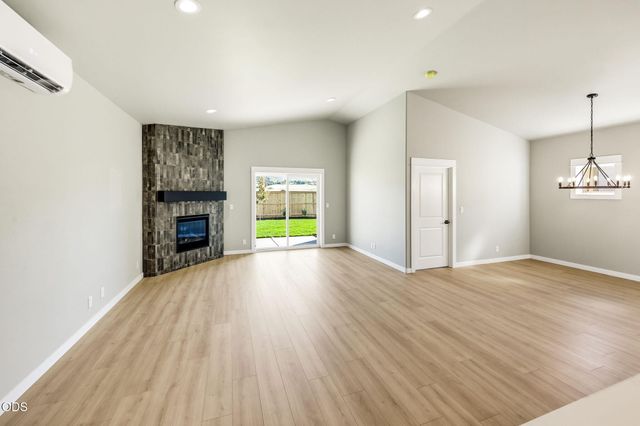 3220 Garner Way, Medford, OR 97504