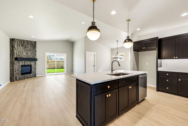 3220 Garner Way, Medford, OR 97504