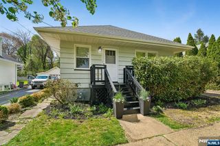 10 Sunnyside Place, Verona, NJ 07044