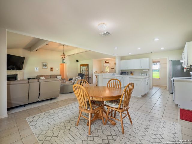 658 Lakeview Dr, Seguin, TX 78155