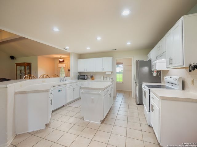 658 Lakeview Dr, Seguin, TX 78155