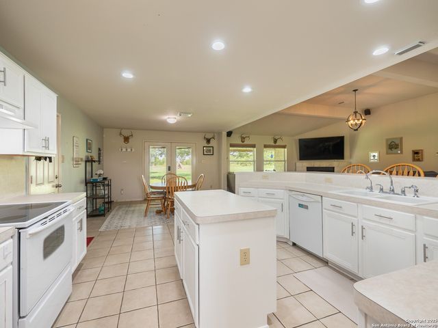658 Lakeview Dr, Seguin, TX 78155