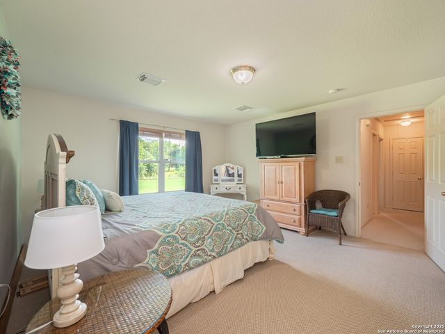 658 Lakeview Dr, Seguin, TX 78155