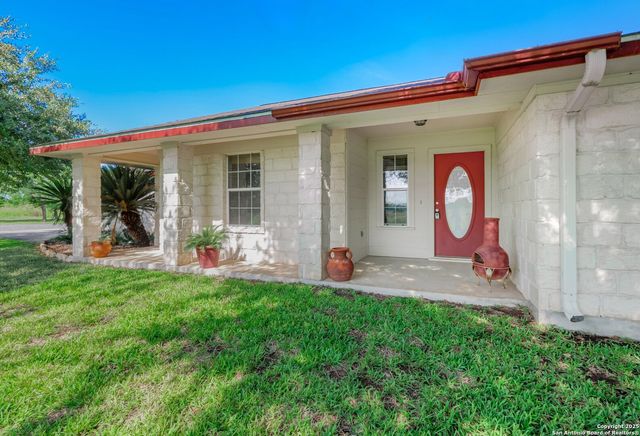 658 Lakeview Dr, Seguin, TX 78155