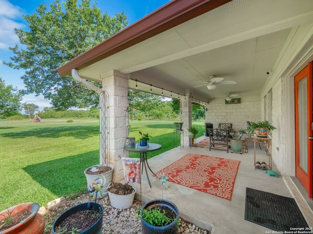 658 Lakeview Dr, Seguin, TX 78155