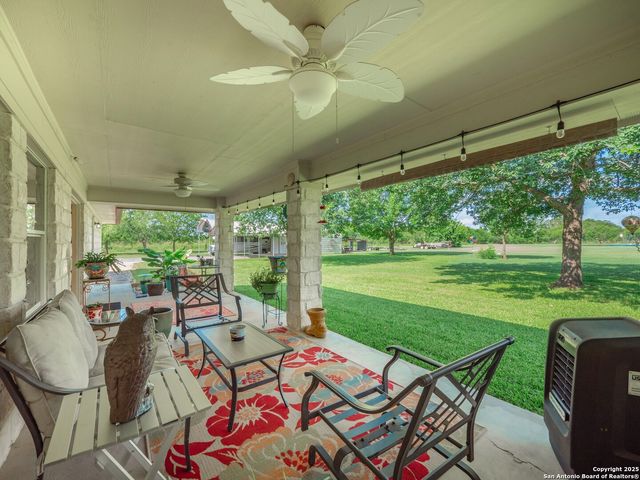 658 Lakeview Dr, Seguin, TX 78155