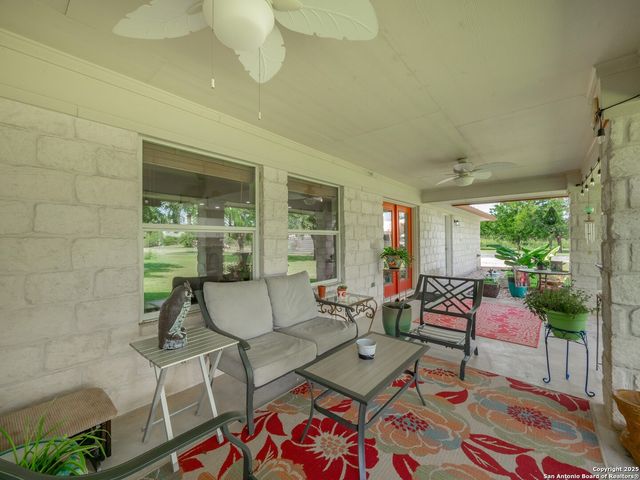 658 Lakeview Dr, Seguin, TX 78155