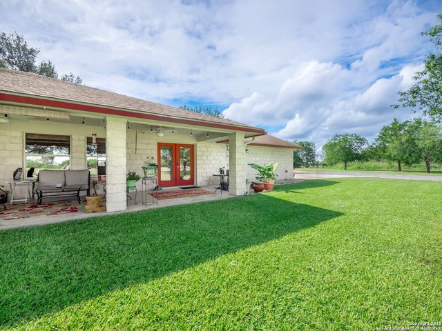 658 Lakeview Dr, Seguin, TX 78155