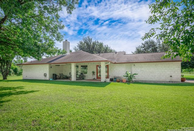 658 Lakeview Dr, Seguin, TX 78155