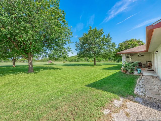 658 Lakeview Dr, Seguin, TX 78155