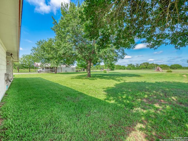 658 Lakeview Dr, Seguin, TX 78155