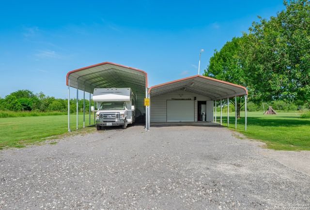 658 Lakeview Dr, Seguin, TX 78155