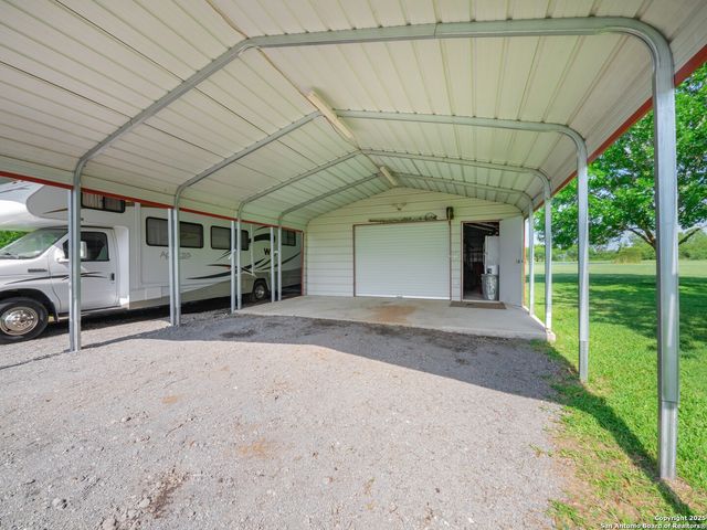 658 Lakeview Dr, Seguin, TX 78155