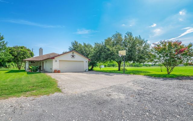 658 Lakeview Dr, Seguin, TX 78155