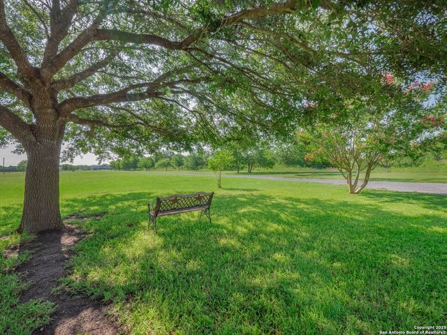 658 Lakeview Dr, Seguin, TX 78155