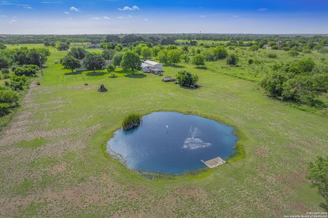 658 Lakeview Dr, Seguin, TX 78155