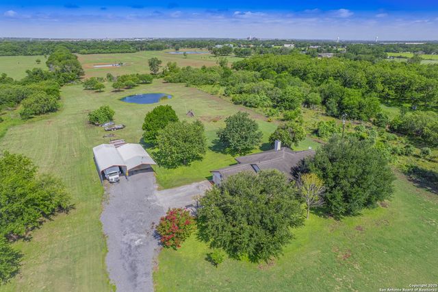 658 Lakeview Dr, Seguin, TX 78155