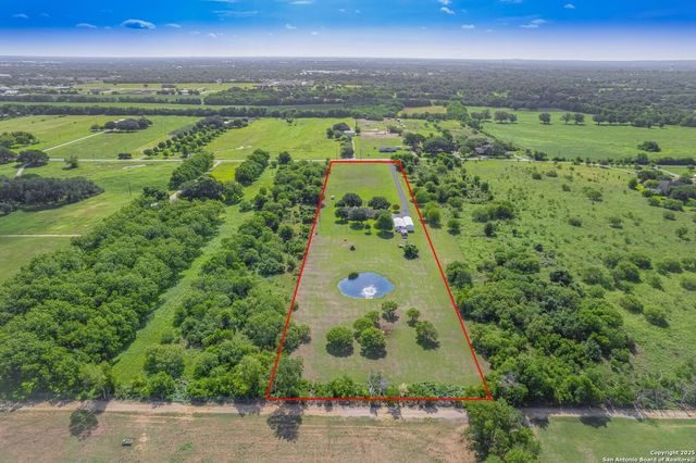 658 Lakeview Dr, Seguin, TX 78155