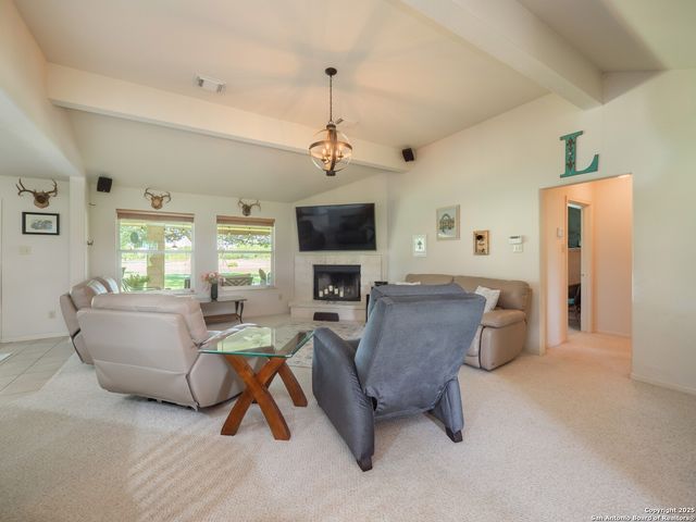 658 Lakeview Dr, Seguin, TX 78155