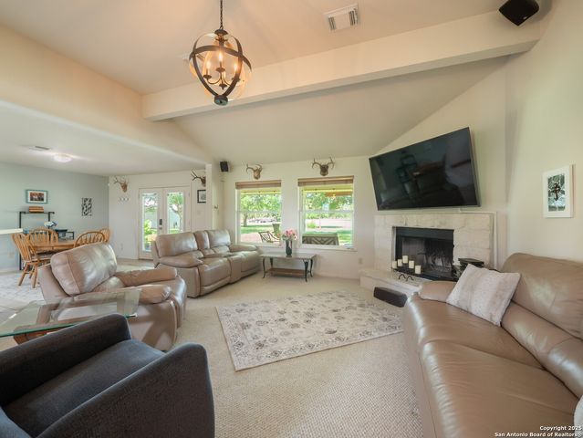 658 Lakeview Dr, Seguin, TX 78155