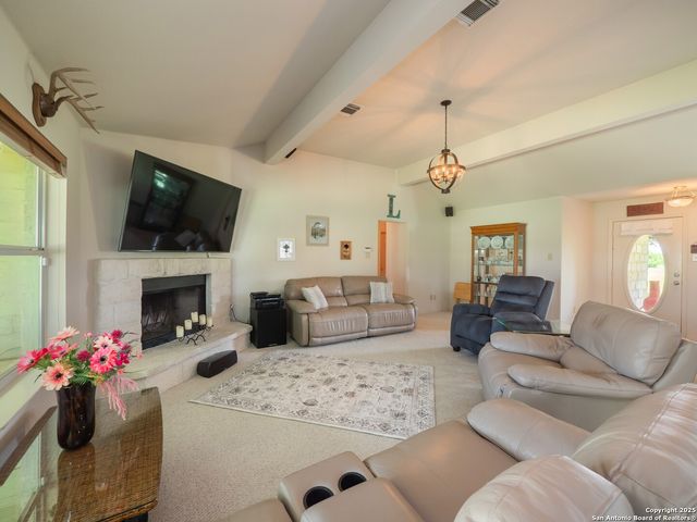 658 Lakeview Dr, Seguin, TX 78155