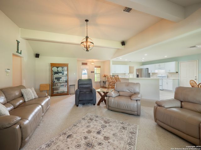 658 Lakeview Dr, Seguin, TX 78155