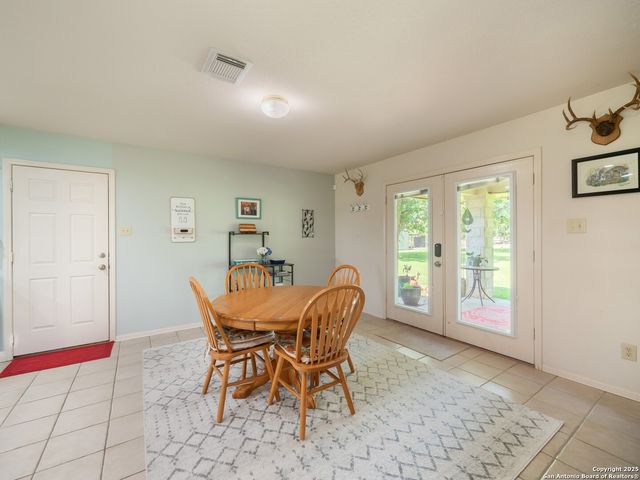658 Lakeview Dr, Seguin, TX 78155