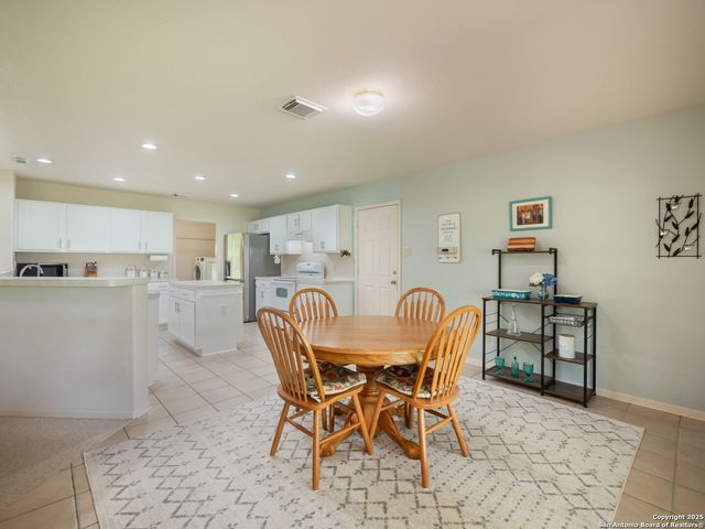 658 Lakeview Dr, Seguin, TX 78155