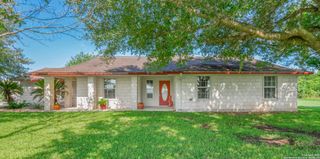 658 Lakeview Dr, Seguin, TX 78155