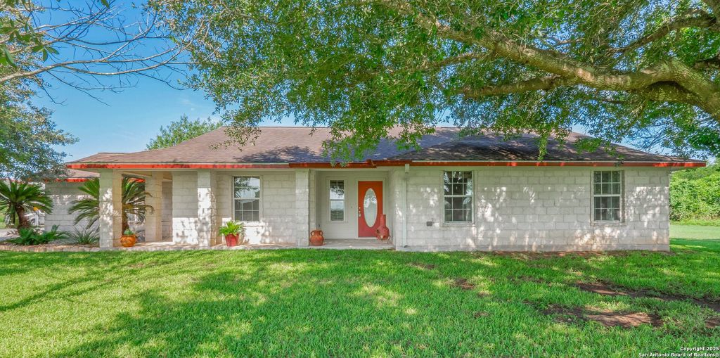 658 Lakeview Dr, Seguin, TX 78155