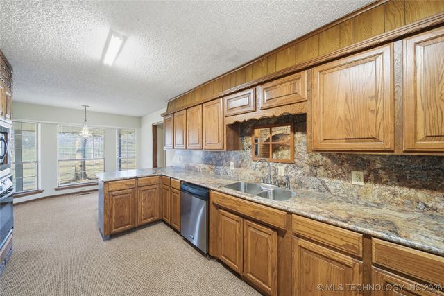 1032 S Cimarron Street, Catoosa, OK 74015