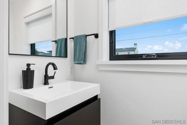 5303 Los Robles, Carlsbad, CA 92008