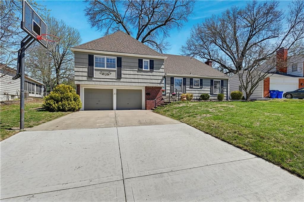 9207 MOODY PARK Drive, Overland Park, KS 66212