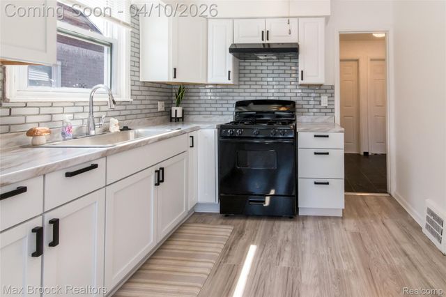 19469 Whitcomb Street, Detroit, MI 48235