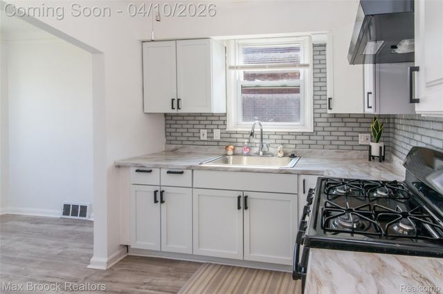 19469 Whitcomb Street, Detroit, MI 48235