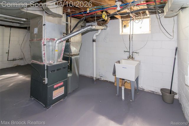 19469 Whitcomb Street, Detroit, MI 48235