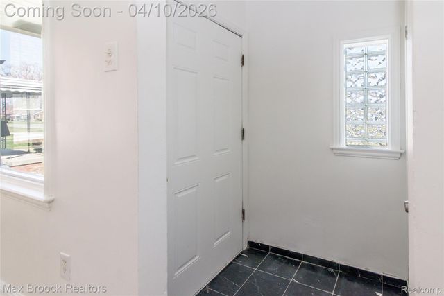 19469 Whitcomb Street, Detroit, MI 48235