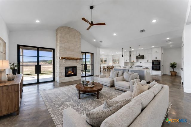 138 Cloudwood Ranch Road, Briggs, TX 78608