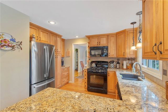 111 Treeland Circle, Geddes, NY 13219