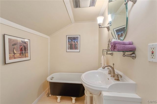 111 Treeland Circle, Geddes, NY 13219