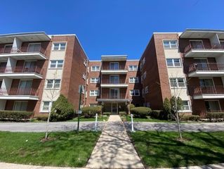 5240 Galitz Street 105, Skokie, IL 60077