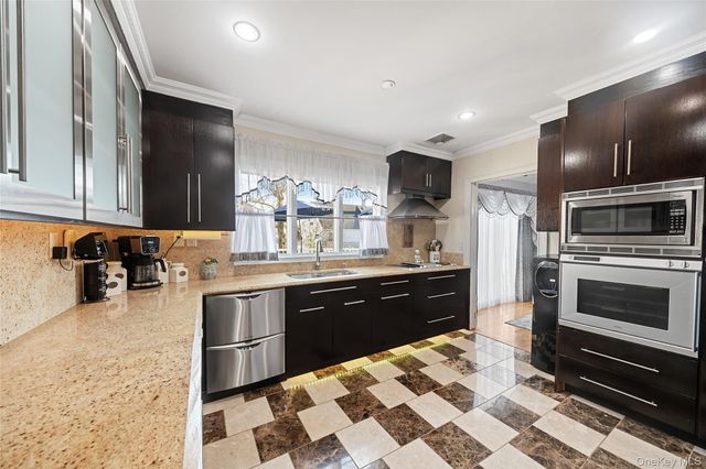 13 Noon Place, Freeport, NY 11520