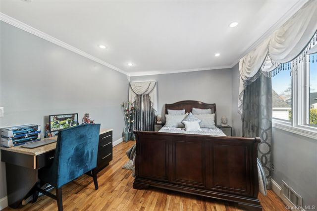 13 Noon Place, Freeport, NY 11520